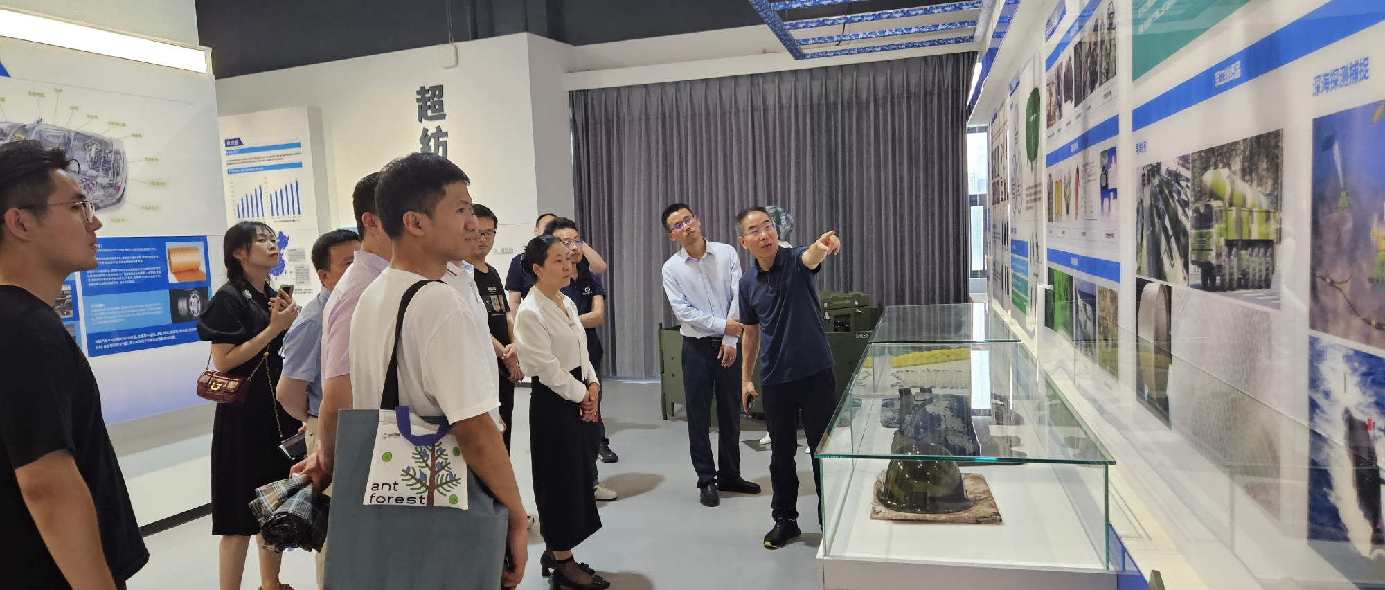 中南医院参观hjc888黄金城医疗创新研究院合作高校武汉纺织大学，共探医纺结合创新之路